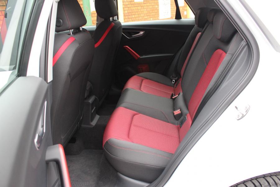 Интерьер Audi Q2 TFSI Sport 2016 года  (WW) (фото 9 из 25)